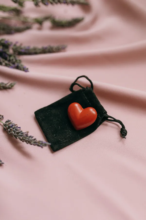 Betónová brošnička červená