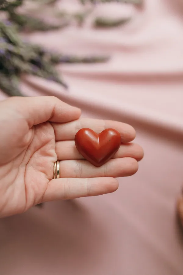 Betónová brošnička červená