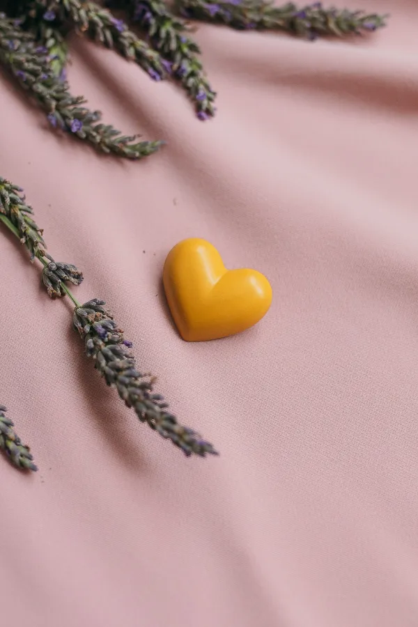 Betónová brošnička žlto-horčicová