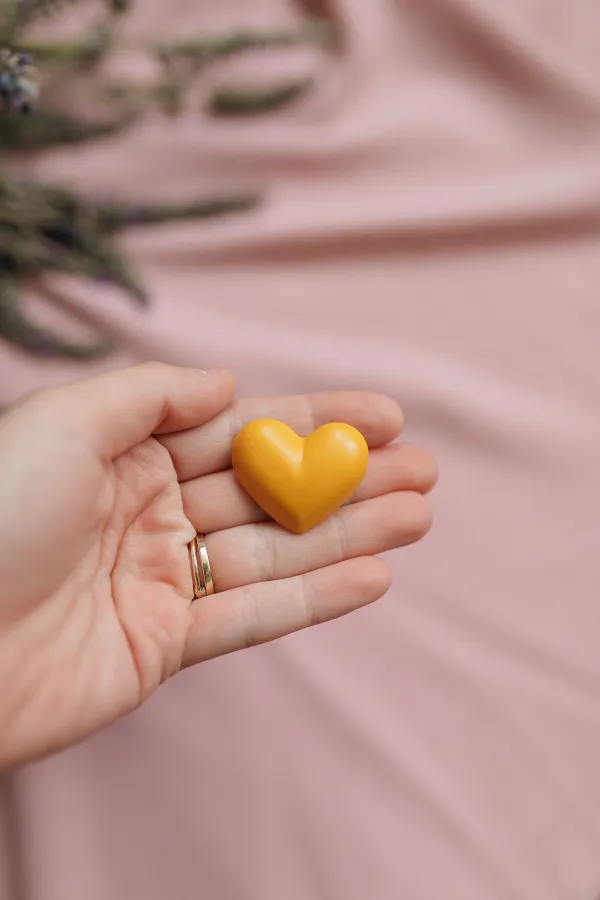 Betónová brošnička žlto-horčicová