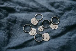 Štítok pre psa/mačku s ručne vyrazeným textom podľa vášho želania (kópia)