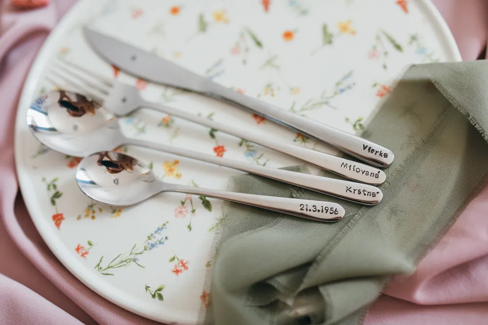 Sada 4 príborov s ručne vyrazeným textom podľa vášho želania