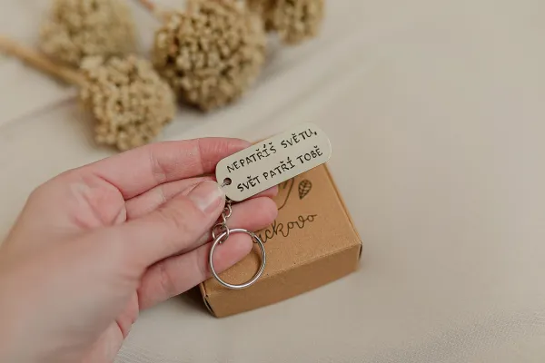 Kľúčenka- Nepatříš světu, svět patří tobě