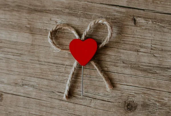 Svadobné pierka- Červené srdiečkové pierka